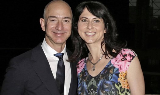 Jeff Bezos và MacKenzie Bezos. Ảnh: Bloomberg