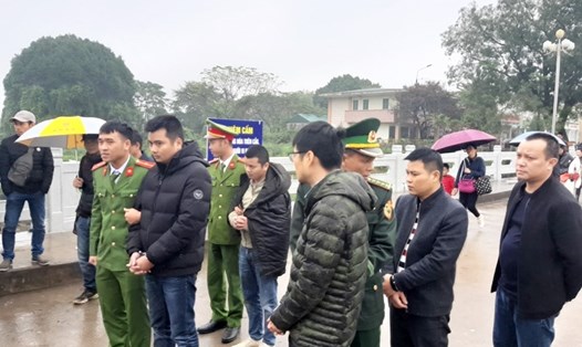 Lực lượng Công an TP. Móng Cái (Việt Nam) tiến hành bàn giao các đối tượng phạm tội cho Công an Trung Quốc tại cửa khẩu quốc tế Móng Cái (Việt Nam). Ảnh: CAQN