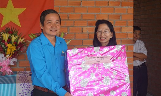 Đồng chí Phan Văn Bua - Phó Chủ tịch LĐLĐ tỉnh Tây Ninh - trao tặng quà chúc mừng gia đình chị Được. Ảnh: P.V