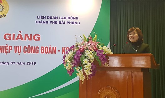 Bà Dương Thị Thanh Xuân - Phó Hiệu trưởng trường Đại học Công đoàn phát biểu tại lễ khai giảng. Ảnh: PV.