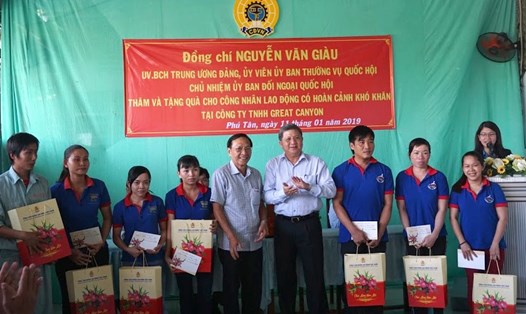 Đồng chí Nguyễn Văn Giàu tặng quà cho đoàn viên, CNLĐ đang làm việc tại Cty TNHH Great Canyon (xã Tân Hòa, huyện Phú Tân). Ảnh: LT