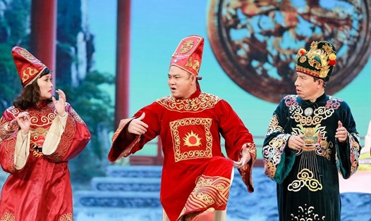 Nghệ sĩ Vân Dung cùng Quang Thắng và Tự Long trên sân khấu Táo Quân. Ảnh: VFC. 