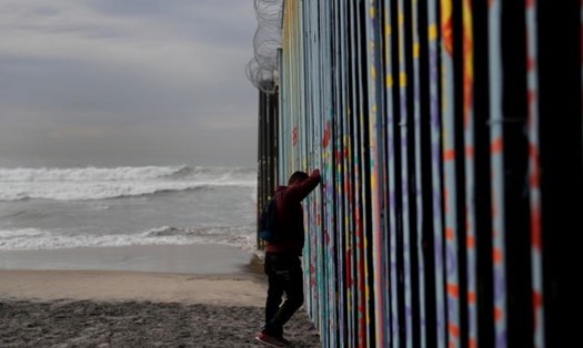 Noe Hernandez, người di cư từ Honduras tuyệt vọng bên bức tường ngăn giữa Tijuana, Mexico với lãnh thổ Mỹ sau một chặng đường dài hy vọng có thể tìm một cuộc sống mới tại "thiên đường" Mỹ.
