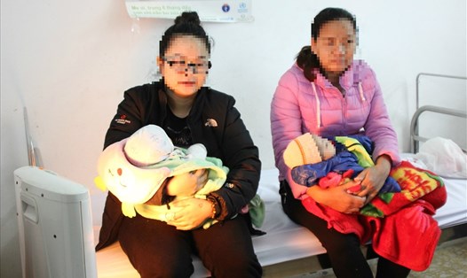 Các bé chờ tiêm vắc xin ComBE Five tại Trạm y tế xã Phú Nghĩa- Chương Mỹ- Hà Nội. Ảnh: T.Linh
