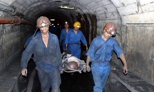 Lực lượng cứu hộ đưa thi thể thợ lò bị vùi lấp trong vụ sập hầm lò tại một cty khai thác than ở Quảng Ninh. Ảnh: TND