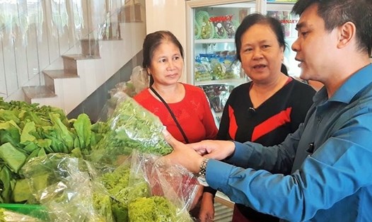 Người dân Hà Nội tiêu thụ thực phẩm sạch được đảm bảo bởi chính quyền thành phố. Ảnh: T.L