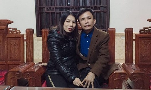 Bà Lê Thị Ái Sương cùng chồng tại nhà riêng. Ảnh: NNCC.