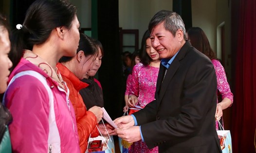 Phó Chủ tịch Thường trực Tổng LĐLĐVN Trần Thanh Hải trao quà cho đoàn viên, CNLĐ. Ảnh: S.T