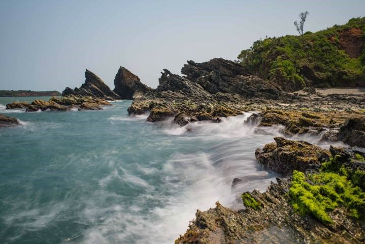 Dãy đá đen Bàn Thang có cấu tạo địa chất hoàn toàn không từ núi lửa như ở đảo Lý Sơn. Ảnh: Đ.V