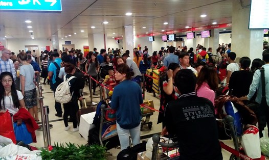 Khách xếp hàng dài làm thủ tục ở sân bay Tân Sơn Nhất dịp cao điểm Tết.  Ảnh: M.Q