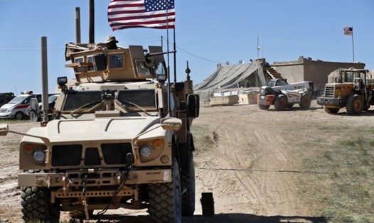 Mỹ bắt đầu rút các khí tài quân sự không thiết yếu khỏi Syria. Ảnh: AP.