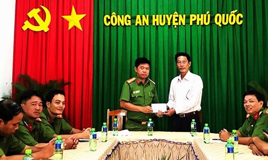 Phó Chủ tịch UBND huyện Phú Quốc thưởng nóng cho Công an Phú Quốc. Ảnh: HQ