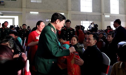 Bộ trưởng Bộ Quốc phòng Ngô Xuân Lịch tặng quà Tết Sum vầy cho công nhân khó khăn.