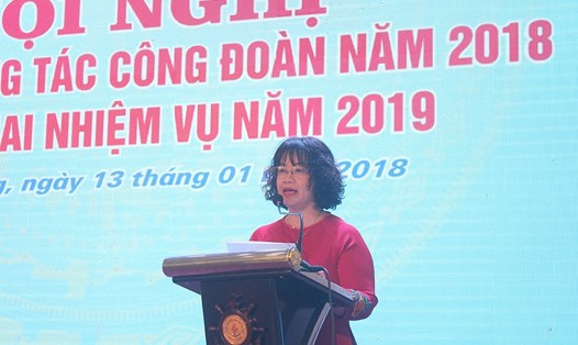 Bà Phạm Thị Hằng - Chủ tịch Công đoàn khu kinh tế Hải Phòng báo cáo hoạt động công đoàn năm 2018. Ảnh: PV.