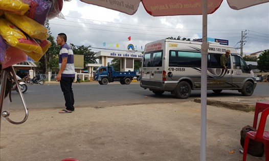 Xe dù hoạt động rầm rộ trước cổng Bến xe Liên tỉnh Đắk Lắk.