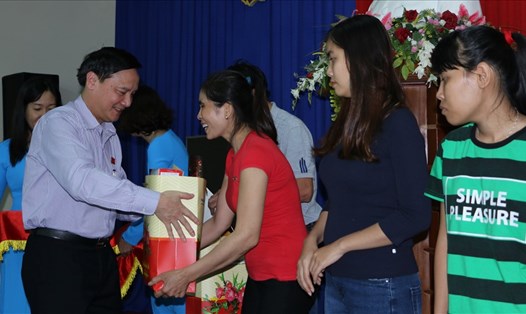 Đồng chí Nguyễn Khắc Định trao quà tết cho CNLĐ có hoàn cảnh đặc biệt khó khăn tại Khánh Hòa. Ảnh: P.L