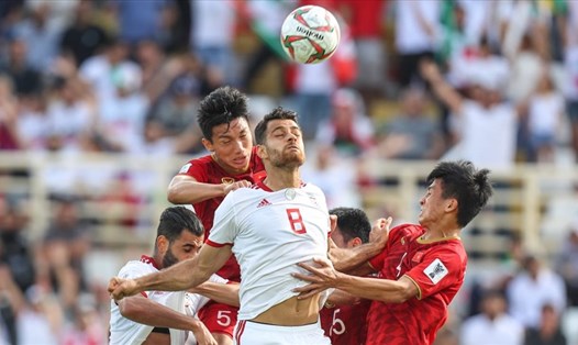 Đội tuyển Việt Nam thi đấu lăn xả trước đối thủ mạnh Iran. Ảnh AFC