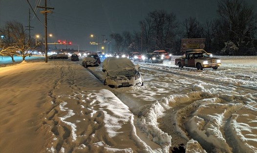 Bão tuyết tấn công làm tê liệt giao thông.