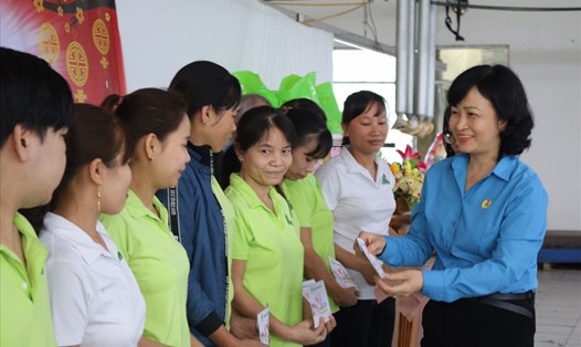 Đồng chí Nguyễn Khoa Hoài Hương tặng quà cho NLĐ tại Cty CP May xuất khẩu Ngọc Châu. Ảnh: MN.