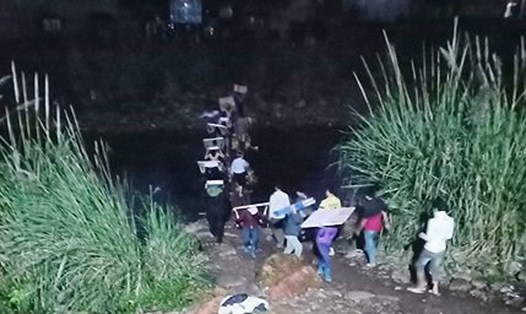Hàng lậu được tự do vận chuyển từ 22h đêm đến khoảng 6h30 sáng ngày hôm sau tại khu vực chợ Đồng Văn, Bình Liêu. Ảnh: Tienphong