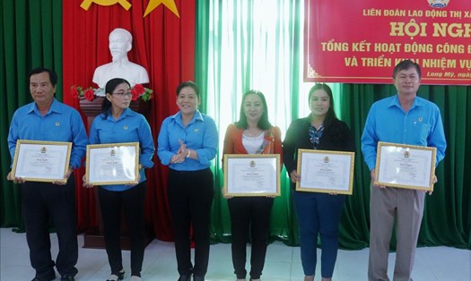Chủ tịch LĐLĐ tỉnh Hậu Giang – Lê Thị Thanh Lam trao bằng khen cho các tập thể