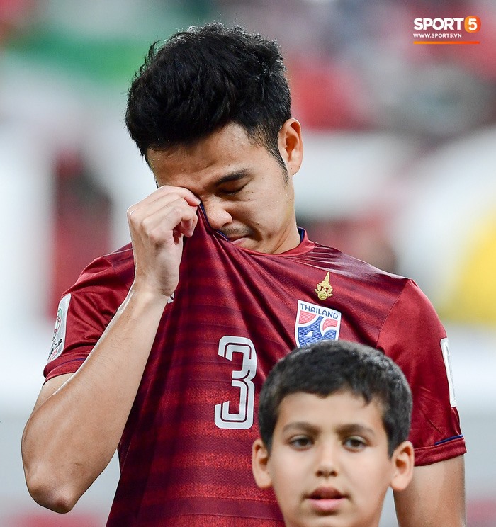 Cầu thủ ĐT Thái Lan liên tục rơi nước mắt trong lễ chào cờ. Ảnh: Sport 5