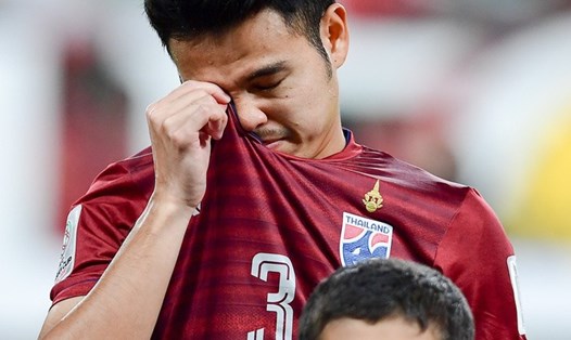 Cầu thủ ĐT Thái Lan liên tục rơi nước mắt trong lễ chào cờ. Ảnh: Sport 5