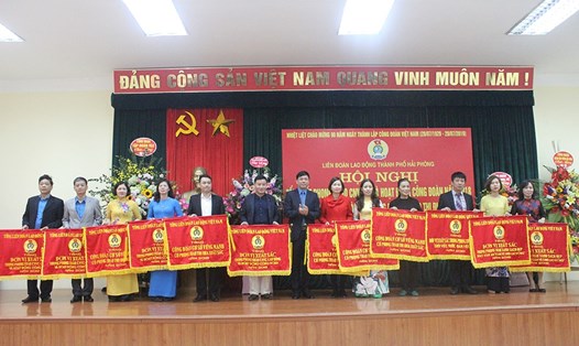 Đồng chí Tống Văn Băng trao cờ thi đua cho các tập thể, cá nhân có thành tích xuất sắc trong hoạt động CĐ. Ảnh: PV.