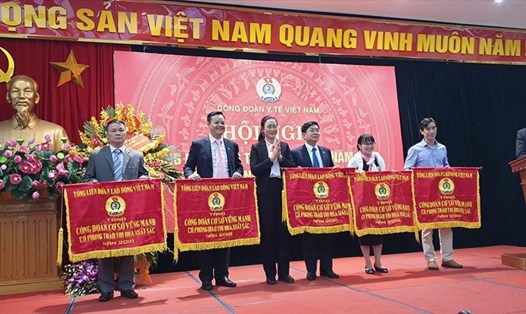 Các đơn vị thuộc Công đoàn Y tế Việt Nam nhận cờ thi đua của Tổng LĐLĐVN.
