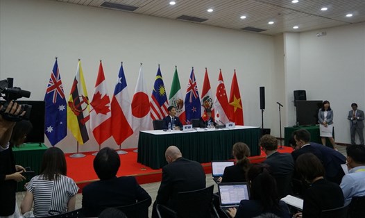 Bộ trưởng Công thương Việt Nam và Bộ trưởng Tái thiết kinh tế Nhật Bản tại họp báo trưa 11.11 công bố các nước TPP đã đạt sự đồng thuận về các nhân tố cốt lõi của Hiệp định và TPP11 sẽ thay bằng tên mới CPTPP với các điều khoản hoàn thiện hơn. Ảnh: TL