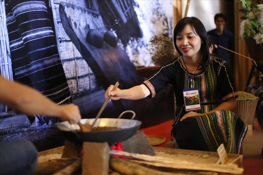 Các nghệ nhân thực hiện nghệ thuật ran cà phê truyền thông theo cách của người đồng bào Tây Nguyên.