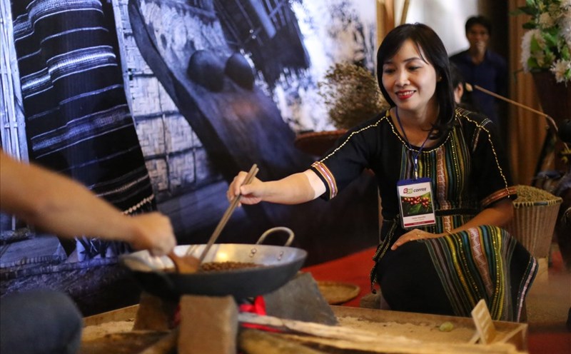 Các nghệ nhân thực hiện nghệ thuật ran cà phê truyền thông theo cách của người đồng bào Tây Nguyên.
