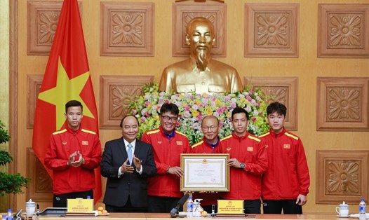 Thủ tướng Nguyễn Xuân Phúc biểu dương đội tuyển Việt Nam sau chức vô địch AFF Cup 2018. Ảnh Đ.H