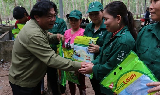 Chủ tịch CĐ Cao su Việt Nam Phan Mạnh Hùng tặng quà, thăm hỏi nữ CN cao su làm việc tại nông trường