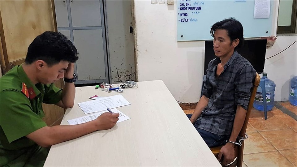 Lâm sau khi bị 2 cán bộ CSGT An Lạc bắt giữ rồi bàn giao công an địa phương xử lý. Ảnh: C.A Lâm sau khi bị 2 cán bộ CSGT An Lạc bắt giữ rồi bàn giao công an địa phương xử lý. Ảnh: C.A