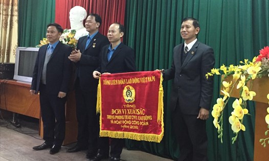 Ông Vũ Mạnh Tiêm - Phó trưởng ban Tuyên giáo Tổng LĐLĐVN (bên phải) trao tặng Cờ thi đua xuất sắc của Tổng LĐLĐVN cho LĐLĐ tỉnh Bắc Kạn. Ảnh: Trần Minh Sơn