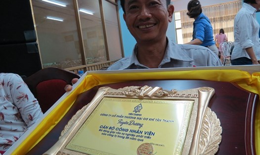 Chứng nhận kèm phần thưởng là 2 cây vàng mà Ban Giám đốc Cty CP Cơ khí TM Tân Thanh dành cho NLĐ gắn bó 20 năm với DN. Ảnh: L.T
