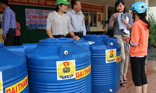 Tổ chức Công đoàn tỉnh Bến Tre tặng bồn chứa nước cho CNVCLĐ để đối phó với hạn - mặn.