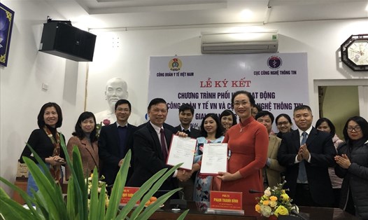 Chủ tịch Công đoàn Y tế VN Phạm Thanh Bình (phải) và Cục trưởng Cục CNTT (Bộ Y tế) Trần Quý Tường trao bản kí kết chương trình phối hợp hoạt động giữa hai bên.