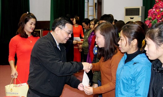 Đồng chí Chu Ngọc Anh - Bộ trưởng Bộ KHCN trao quà tới CNLĐ có hoàn cảnh khó khăn. Ảnh: Hoàng Anh Tuấn.