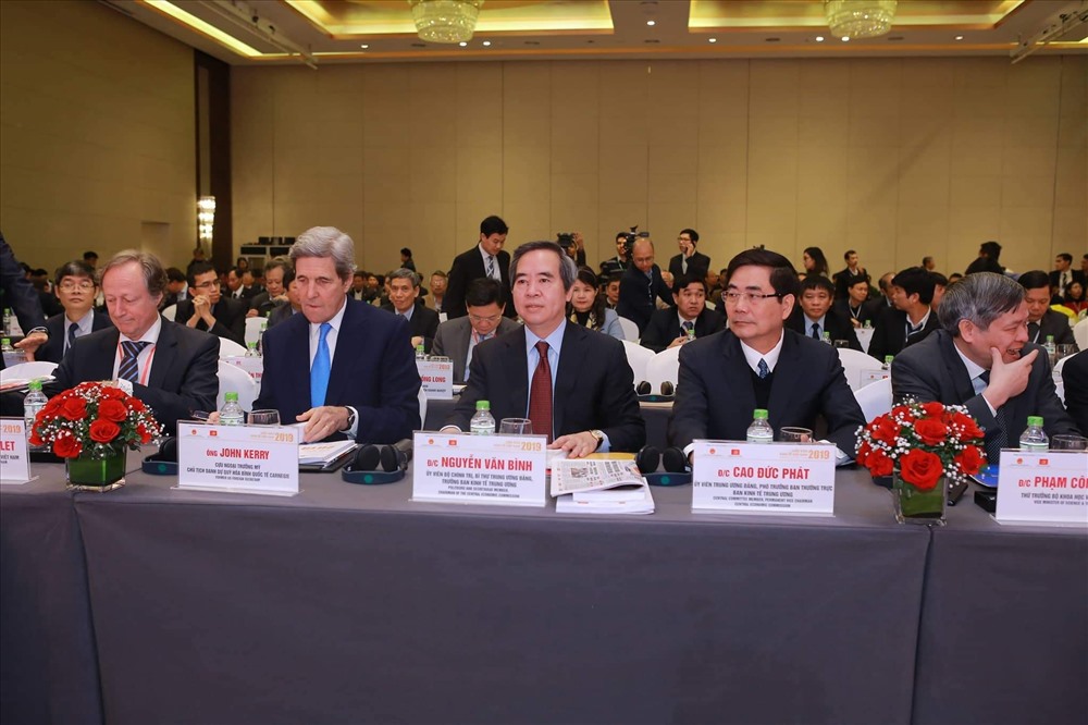 Ông John Kerry - cựu Ngoại trưởng Hoa kỳ - Chủ tịch danh dự Quỹ Carnegie vì Hoà bình Quốc tế cũng khẳng định: Thách thức BĐKH là vấn đề rất lớn trên thế giới, không riêng đối với Việt Nam. 