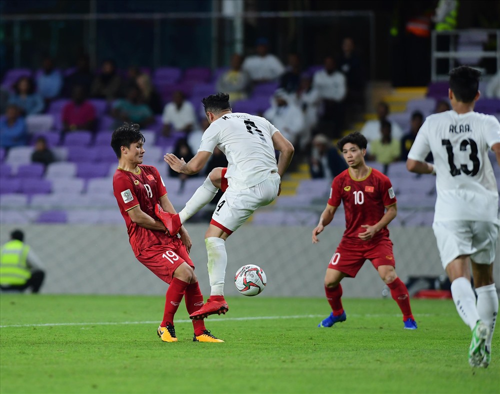 Tình huống Quang Hải đã bị cầu thủ Yemen đã xấu ở phút 78. Ảnh: M.T