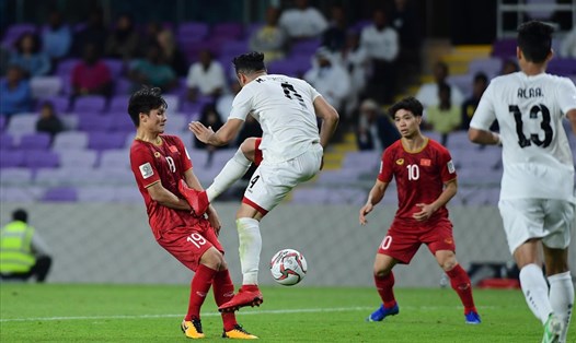 Tình huống Quang Hải đã bị cầu thủ Yemen đã xấu ở phút 78. Ảnh: M.T