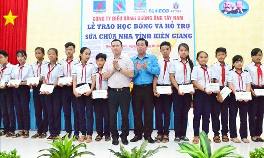 Ông Trần Thanh Việt cùng đại diện SWPOC trao học bổng cho con đoàn viên, CNVC-LĐ khó khăn, vươn lên trong học tập. Ảnh: Lục Tùng