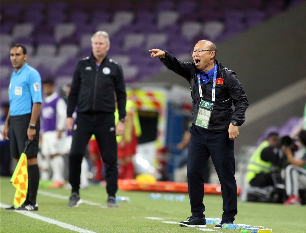 HLV Park Hang-seo tỏ ra khá tiếc nuối khi ĐT Việt Nam không thể ghi thêm 1 bàn thắng để có thể chính thức giành vé đi tiếp vào vòng 1/8. Ảnh: Hữu Phạm