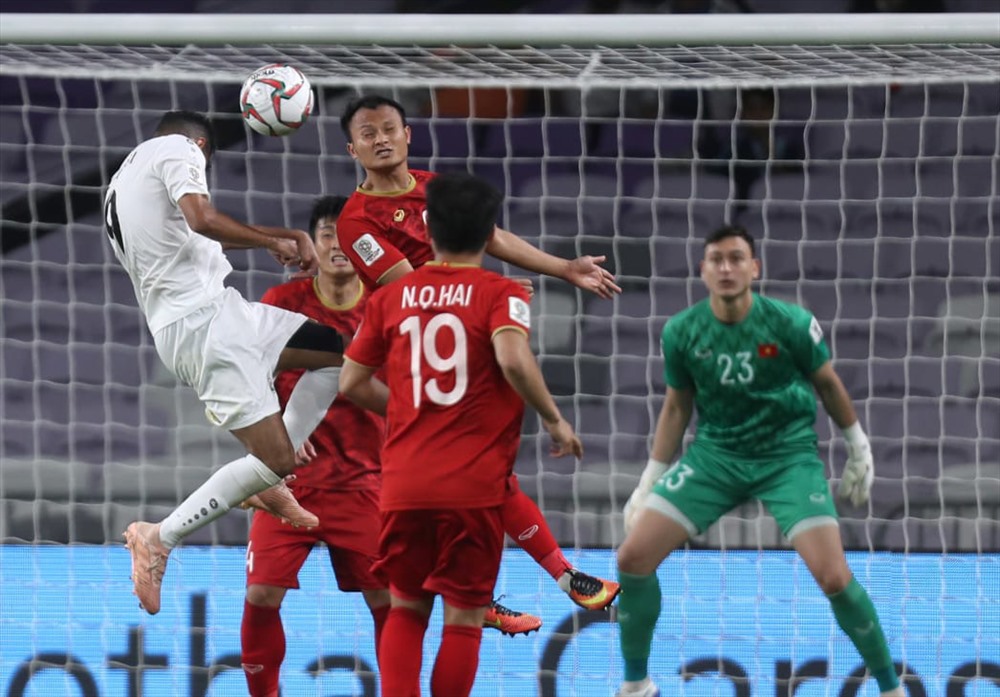 Trọng Hoàng và Hũng Dũng với màn trình diễn "không biết mệt" của mình đã bị BTC Asian Cup 2019 thử doping sau trận đấu. Ảnh: AFC