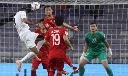 Trọng Hoàng và Hũng Dũng với màn trình diễn "không biết mệt" của mình đã bị BTC Asian Cup 2019 thử doping sau trận đấu. Ảnh: AFC
