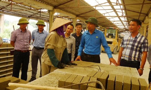 Lãnh đạo tỉnh Quảng Ninh kiểm tra hoạt động sản xuất ở Cty CP Xây lắp và Sản xuất VLXD Hà Khẩu sau những “lùm xùm” với người lao động về chế độ BHXH vào đầu năm 2018. Ảnh: T.N.D
