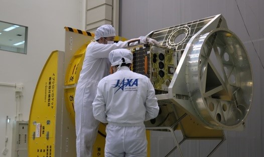 Vệ tinh MicroDragon được các kỹ sư JAXA  lắp đặt thử nghiệm vệ tinh vào bộ gá đặt trong tên lửa. Ảnh: JAXA