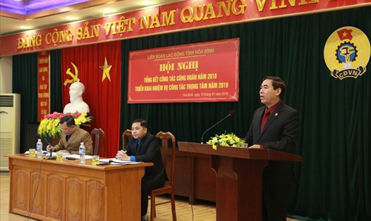 Chủ tịch LĐLĐ tỉnh Hòa Bình Bùi Tiến Lực phát biểu tại hội nghị.